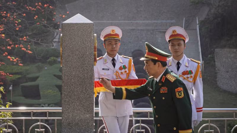 Đại tướng Phan Văn Giang, Ủy viên Bộ Chính trị, Phó Bí thư Quân ủy Trung ương, Bộ trưởng Quốc phòng tô son cột mốc 1116.