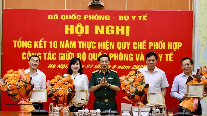 Đại tướng Phan Văn Giang trao tặng Kỷ niệm chương vì sự nghiệp xây dựng Quân đội nhân dân Việt Nam.