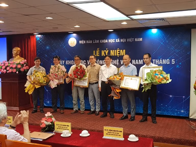 Trao tặng bằng khen cho 5 nhà khoa học có thành tích xuất sắc năm 2023. 