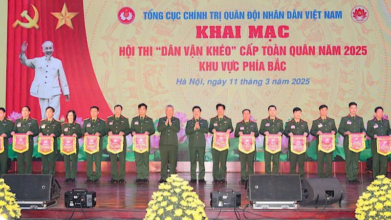 Ban tổ chức trao Cờ lưu niệm tặng các đơn vị tham gia hội thi.