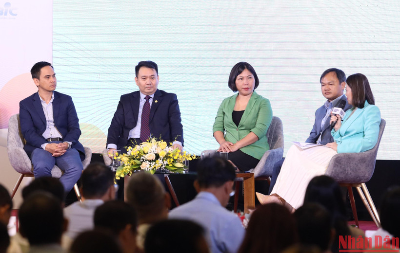 Các đại biểu tham gia thảo luận tại diễn đàn “Cách tân công nghiệp 2022”. 