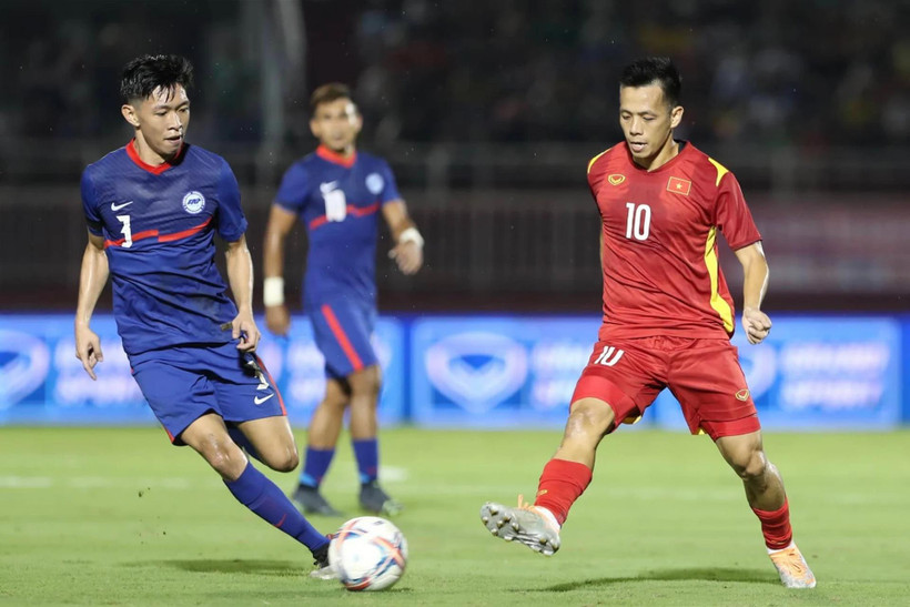 Văn Quyết ghi bàn thắng mở tỷ số ở phút 37. 
