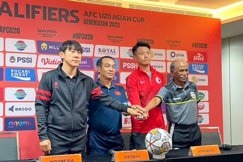 Các huấn luyện viên trưởng của 4 đội tuyển tranh tài tại bảng F vòng loại U20 châu Á 2023. (Ảnh: VFF)