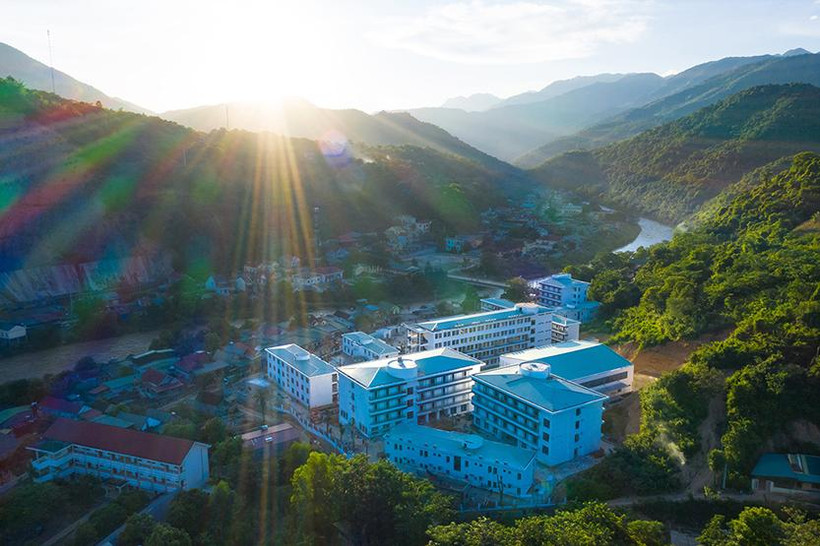 Trường Trung học phổ thông Kỳ Sơn trong nắng sớm.