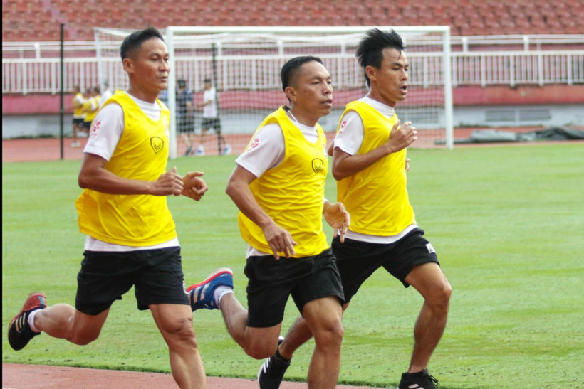 Các trọng tài thực hiện bài kiểm tra thể lực. 
