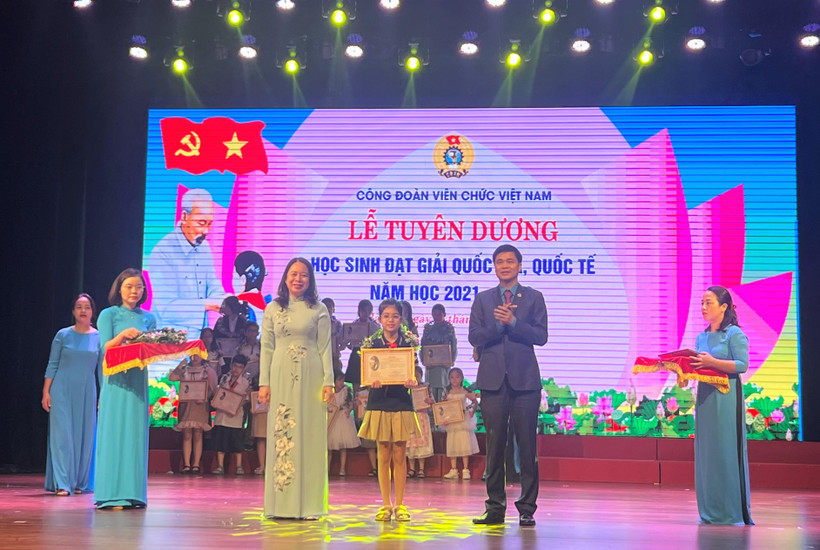 Trao phần thưởng tặng học sinh đạt giải quốc gia, quốc tế năm học 2021-2022.