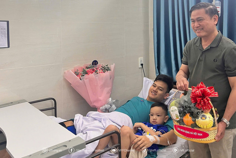 Phó Chủ tịch Liên đoàn Bóng đá Việt Nam Trần Anh Tú thăm và động viên hậu vệ Hồ Tấn Tài tại bệnh viện. (Ảnh: VFF)