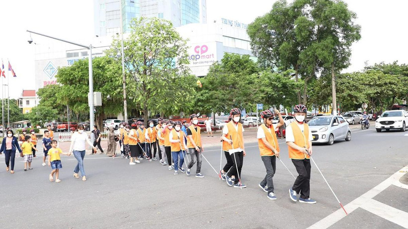 Người khiếm thị được tập huấn, hướng dẫn sử dụng cây gậy trắng.
