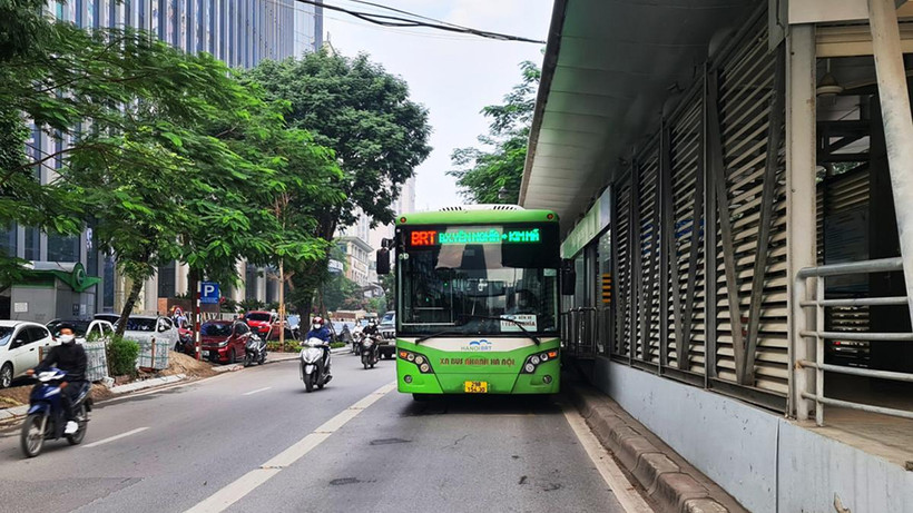 Buýt nhanh vận hành trên tuyến đường Lê Văn Lương. (Ảnh: Công Nhất)