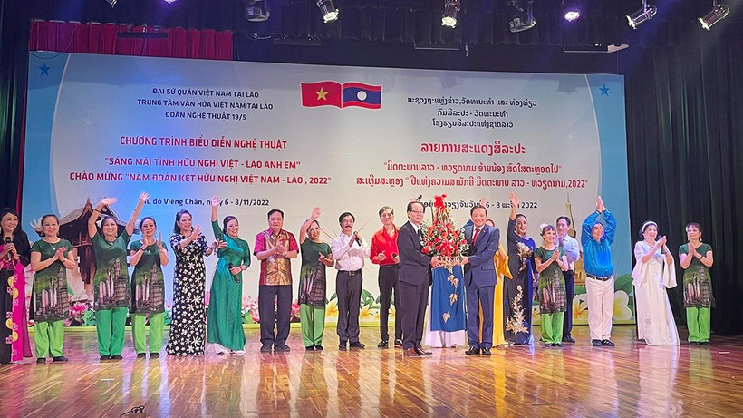 Đại sứ Nguyễn Bá Hùng tặng hoa cho các nghệ sĩ tại buổi biểu diễn. 