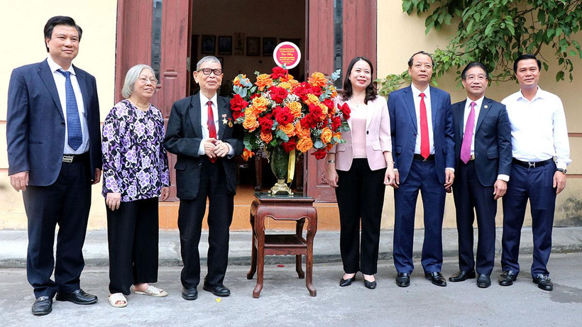 Phó Chủ tịch nước Võ Thị Ánh Xuân tặng hoa Anh hùng Lao động, Nhà giáo Nhân dân Nguyễn Đức Thìn.