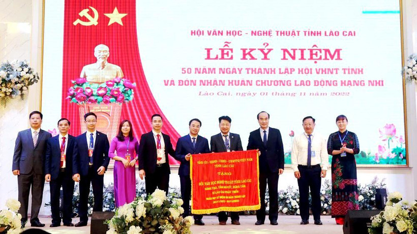 Đồng chí Phó Bí thư Thường trực Tỉnh ủy Lào Cai đã tặng Hội Văn học–Nghệ thuật tỉnh bức trướng nhân kỷ niệm 50 năm thành lập Hội.