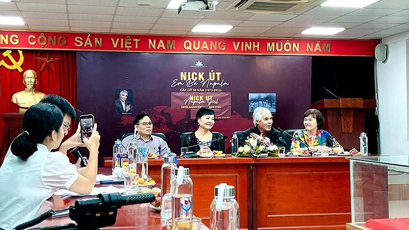 Nhiếp ảnh gia Nick Út (người thứ hai từ phải sang) và bà Phan Thị Kim Phúc (người thứ ba từ phải sang) chia sẻ nhiều câu chuyện về bức ảnh “Em bé Napalm” và những thay đổi cuộc đời trong 50 năm qua.