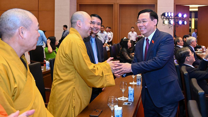 Chủ tịch Quốc hội Vương Đình Huệ với các đại biểu dự buổi gặp mặt.