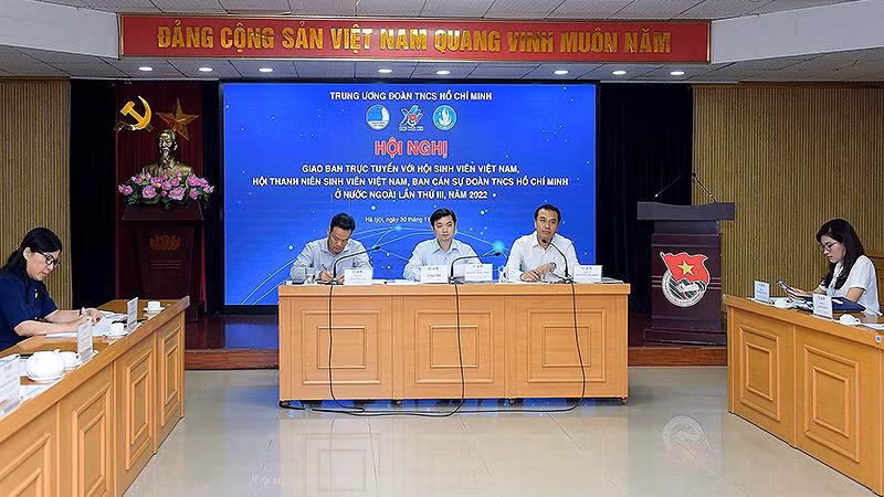 Bí thư Trung ương Đoàn Thanh niên Cộng sản Hồ Chí Minh, Chủ tịch Hội Sinh viên Việt Nam Nguyễn Minh Triết (giữa) điều hành hội nghị. 