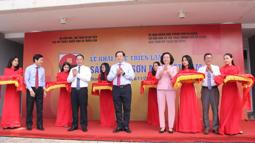 Thứ trưởng Bộ Văn hóa, Thể thao và Du lịch Tạ Quang Đông và các đại biểu cắt băng khai mạc triển lãm.