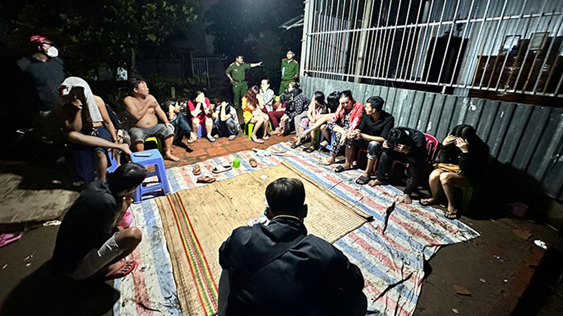 Nhóm đối tượng tham gia đánh bạc.