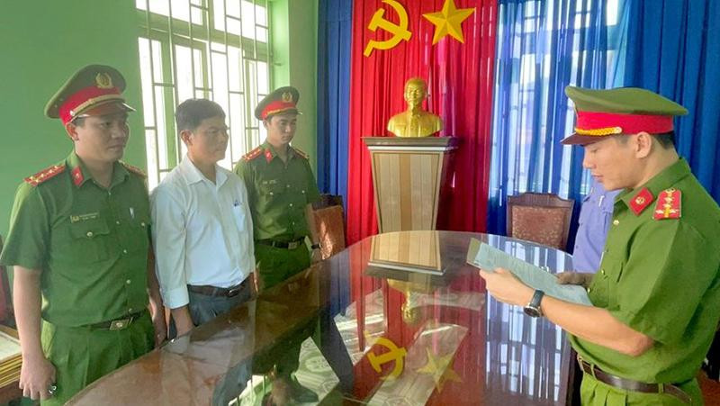 Cơ quan chức năng đọc lệnh bắt bị can Phạm Đình Nhất, nguyên Chánh văn phòng HĐND-UBND huyện Bù Đăng (Ảnh: VT)