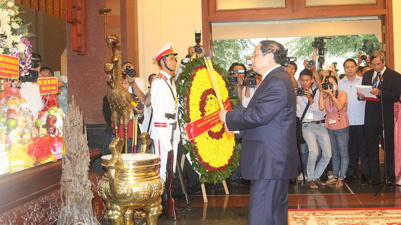 Thủ tướng Phạm Minh Chính cùng Đoàn lãnh đạo, nguyên lãnh đạo Đảng, Nhà nước dâng hương tại Khu lưu niệm Thủ tướng Võ Văn Kiệt. 