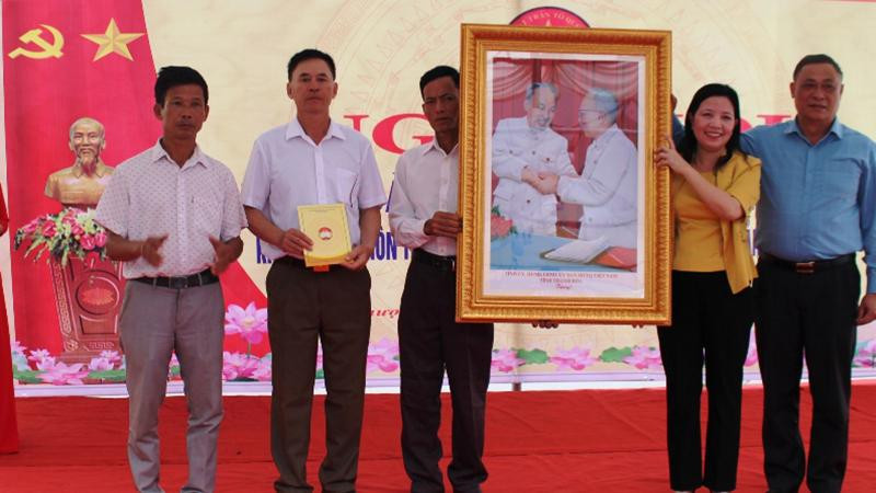Tỉnh ủy, HĐND, UBND, Mặt trận Tổ quốc tỉnh Thanh Hóa tặng bức ảnh Bác Hồ và Bác Tôn đang nắm chặt tay nhau cho khu dân cư thôn Thượng Đình 2.
