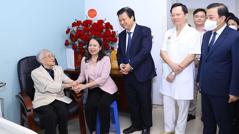 Phó Chủ tịch nước Võ Thị Ánh Xuân thăm nguyên Phó Chủ tịch nước, nguyên Bộ trưởng Giáo dục và Đào tạo Nguyễn Thị Bình. 