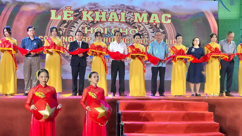 Cắt băng khai mạc Hội chợ tại Bạc Liêu.