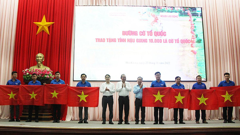 Tặng cờ Tổ quốc.
