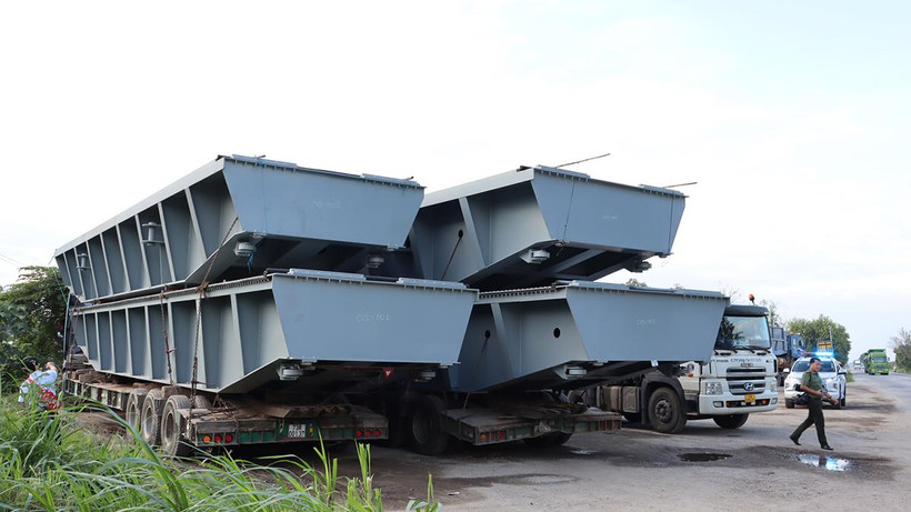 3 xe đầu kéo chở hàng quá cỡ nhưng không có giấy phép lưu hành.