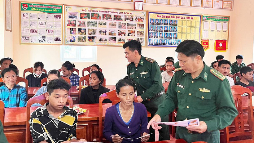 Cán bộ, chiến sĩ Đồn Biên phòng Cồn Roàng tuyên truyền pháp luật cho đồng bào ở xã biên giới Thượng Trạch, huyện Bố Trạch.