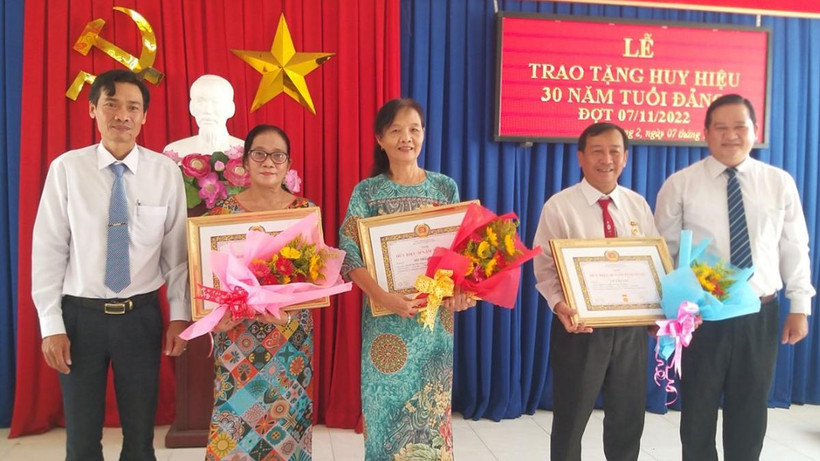 Lãnh đạo Thành ủy thành phố Tân An trao Huy hiệu Đảng đợt 7 cho đảng viên có tuổi đảng từ 30 tuổi trở lên. 