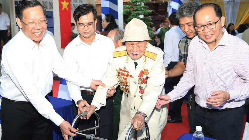 Đồng chí Phan Văn Mãi, Chủ tịch UBND Thành phố Hồ Chí Minh gặp gỡ đại biểu là lão thành cách mạng.
