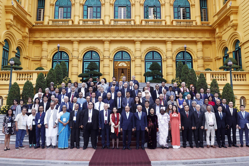 Chủ tịch nước Nguyễn Xuân Phúc với đoàn đại biểu dự Đại hội 22 Hội đồng Hòa bình thế giới. (Ảnh: Thống Nhất/TTXVN)