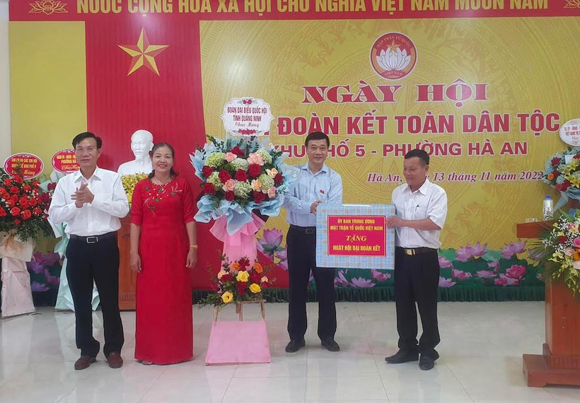 Đồng chí Vũ Hồng Thanh tặng quà cho khu phố.