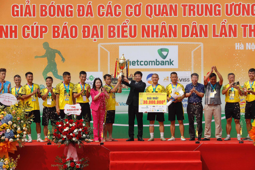 Đội bóng Tập đoàn Nhật Thành nâng cao chiếc cúp vô địch. 