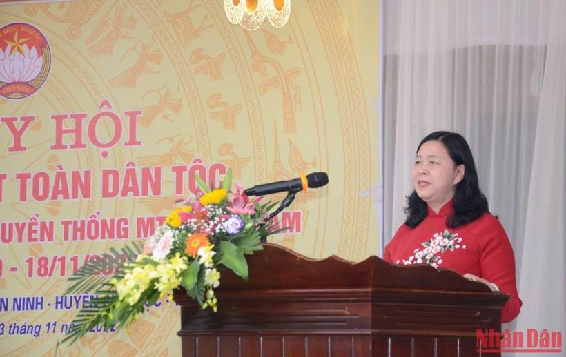 Đồng chí Bùi Thị Minh Hoài, Bí thư Trung ương Đảng, Trưởng Ban Dân vận Trung ương phát biểu tại Ngày hội Đại đoàn kết toàn dân tộc tại thôn An Thuận.