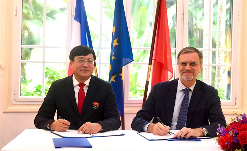 Cục trưởng Đặng Hà Việt và Đại sứ Olivier Brochet ký kết Biên bản thỏa thuận hợp tác vào tháng 2/2025.