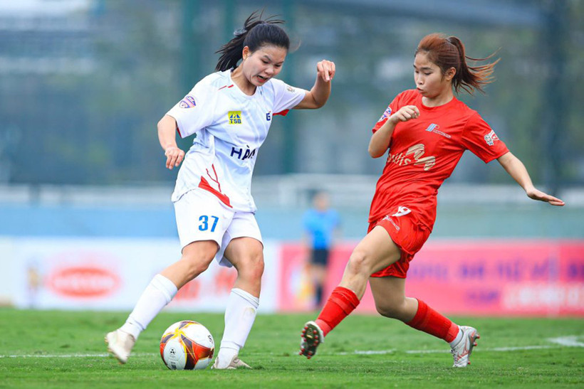 Phong Phú Hà Nam (áo trắng) giành chiến thắng thứ hai. 