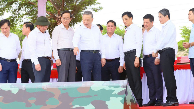Tổng Bí thư Tô Lâm nghe báo cáo về quy hoạch Nhà máy điện hạt nhân Ninh Thuận. (Ảnh: VĂN NỶ)