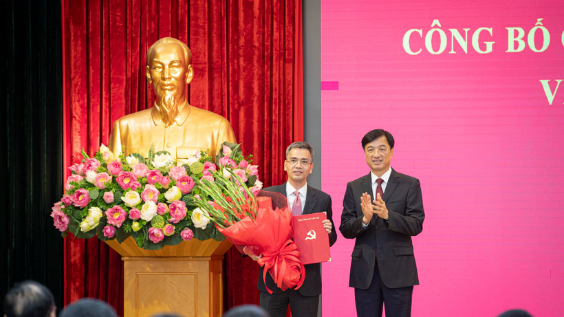 Đồng chí Nguyễn Duy Ngọc trao Quyết định và chúc mừng tân Phó Chánh Văn phòng Trung ương Đảng Võ Thành Hưng. (Ảnh: SƠN TÙNG)