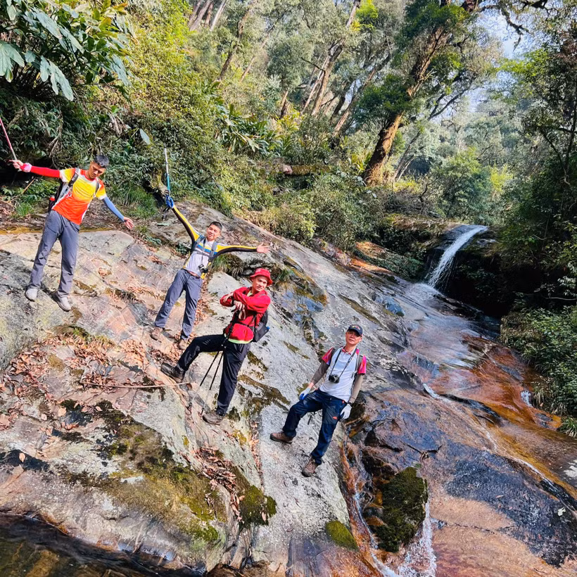 Chinh phục đỉnh Nam Kang Ho Tao cao 2.881m là đích đến của đam mê.