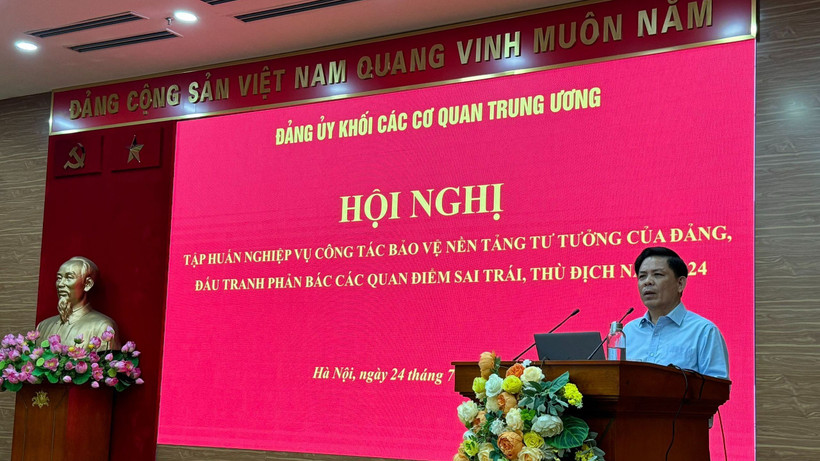 Bí thư Đảng ủy Khối phát biểu chỉ đạo hội nghị.