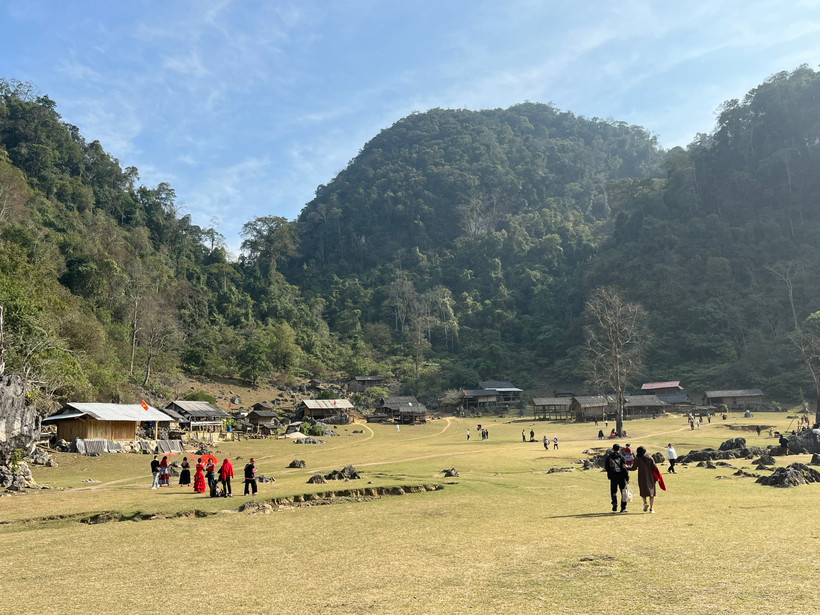 Dưới trời xanh, làng "nguyên thủy" đẹp tới sững sờ.