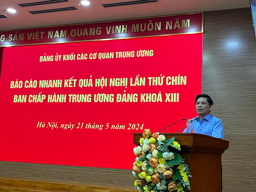 Bí thư Đảng ủy Khối Nguyễn Văn Thể báo cáo nhanh kết quả Hội nghị Trung ương 9, khóa XIII.
