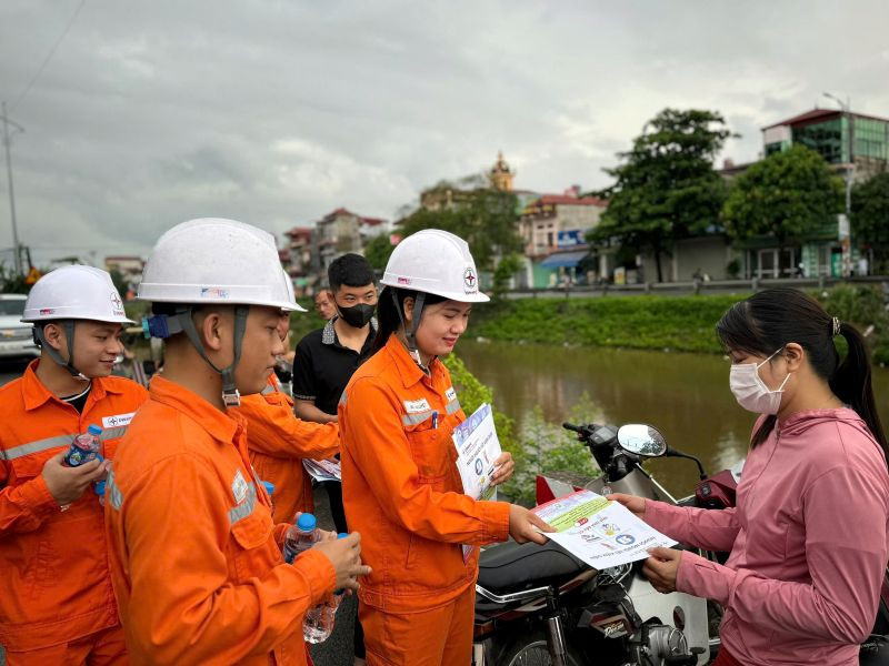 Nhân viên Công ty Điện lực Hưng Yên tuyên truyền Giờ Trái đất- sử dụng điện tiết kiệm. 