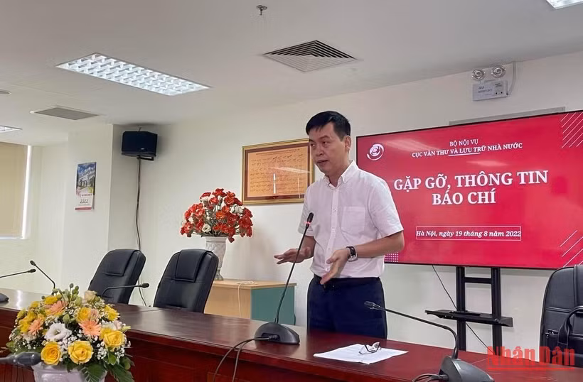 Cục trưởng Cục Văn thư và Lưu trữ nhà nước Đặng Thanh Tùng chia sẻ thông tin tại buổi gặp gỡ báo chí.