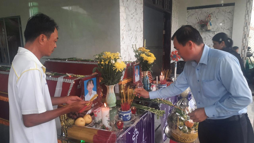 Đồng chí Nguyễn Minh Dũng thăm hỏi động viên gia đình có 2 trẻ bị đuối nước ở xã Long Mỹ, huyện Mang Thít, tỉnh Vĩnh Long.