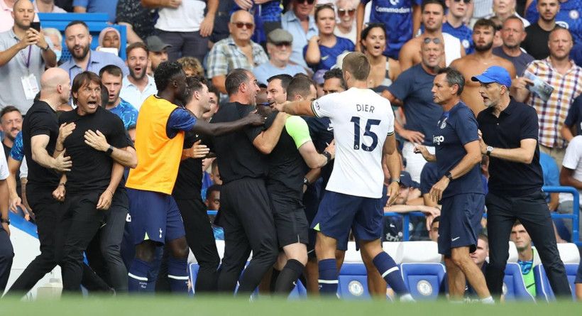 Khi tiến tới bắt tay trước khi rời sân, cả 2 huấn luyện viên đã có hành động không đẹp, buộc cầu thủ và nhân viên 2 đội can thiệp. (Nguồn: si.com/TTXVN)