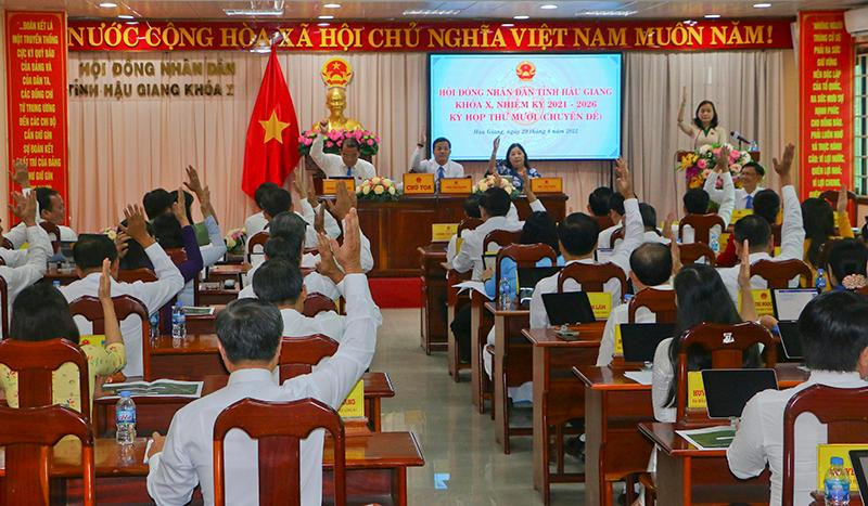 Các đại biểu biểu quyết thông qua các nghị quyết tại kỳ họp.