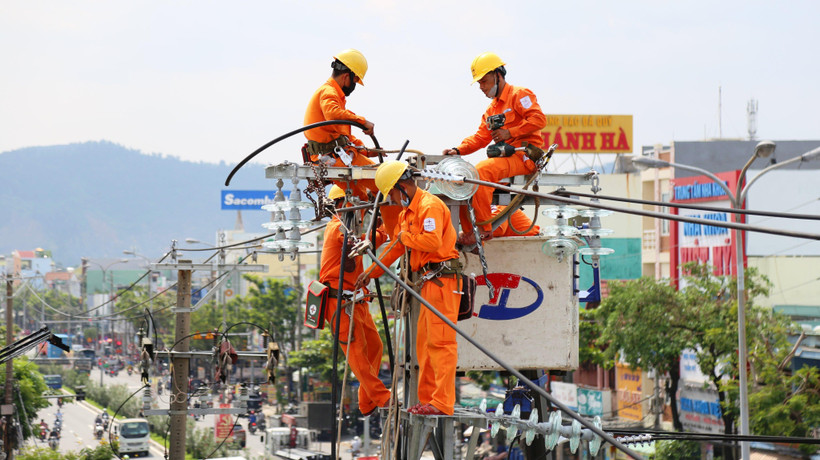 Công nhân Điện lực Quảng Nam sửa chữa nóng đường dây không cắt điện.