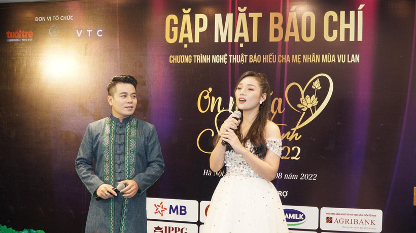 Các ca sĩ trình bày một số tiết mục có chủ đề về công cha, nghĩa mẹ trong buổi giới thiệu chương trình “Ơn nghĩa sinh thành”.